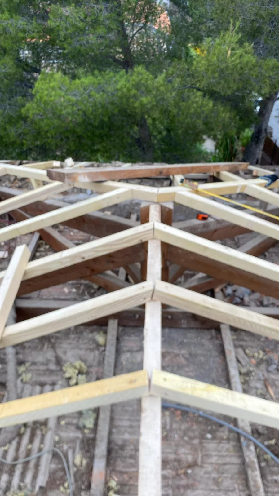 Charpentier travaillant sur une charpente traditionnelle
