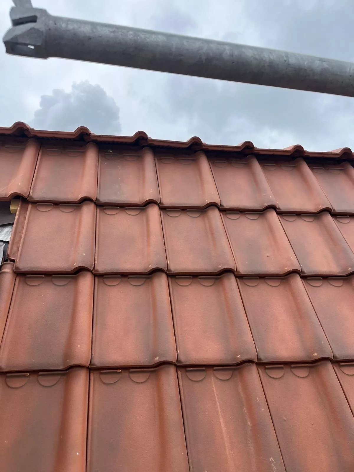 Couvreur posant une couverture neuve lors d’une réfection de toiture