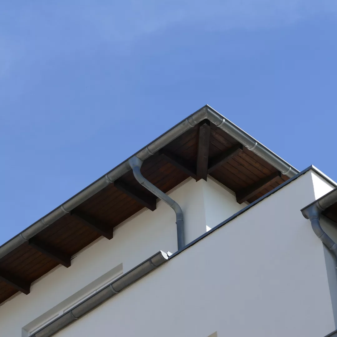 Chéneau et descente d’eau pluviale sur une maison