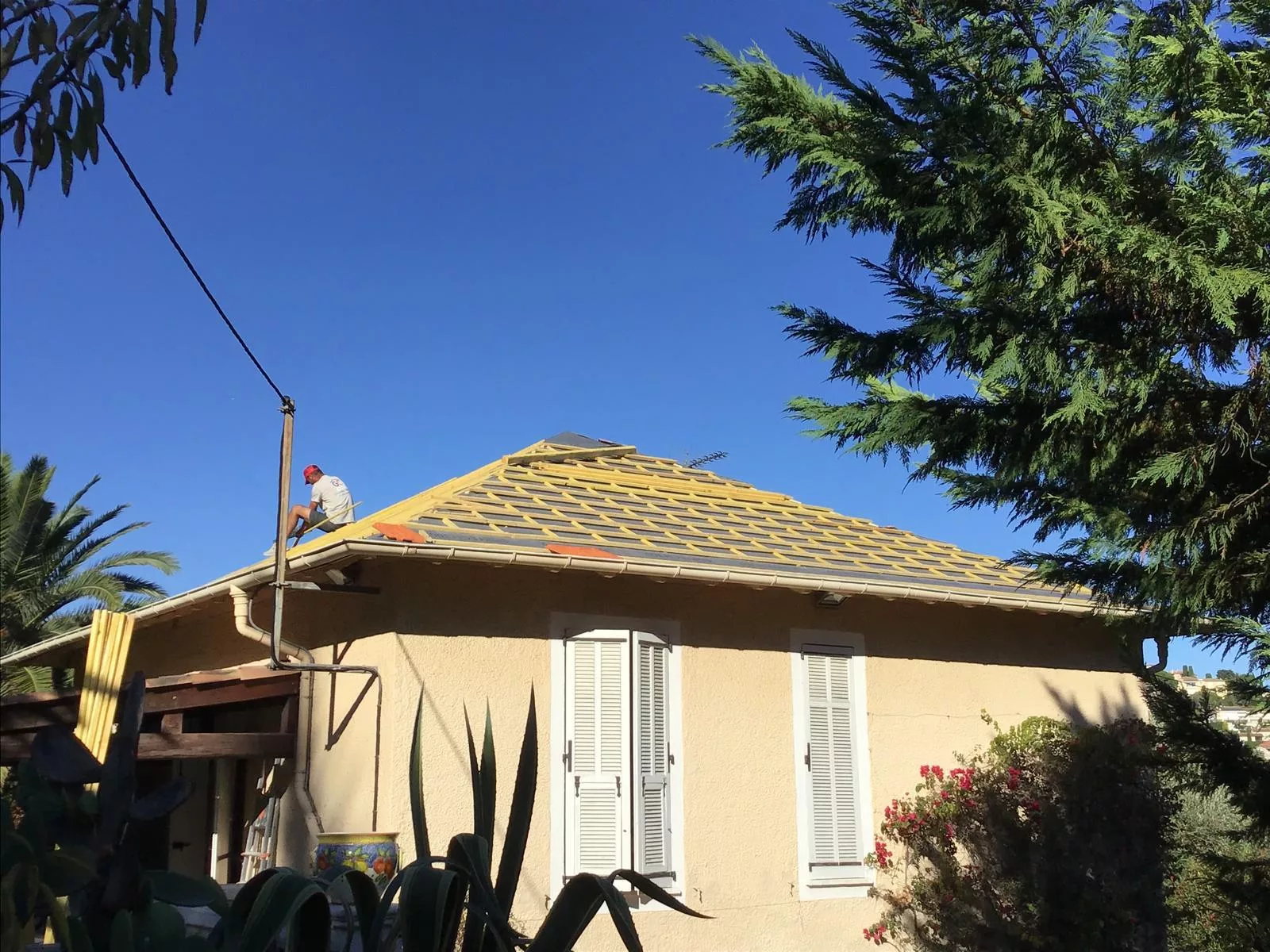 Couvreur intervenant sur un toit à Chexbres