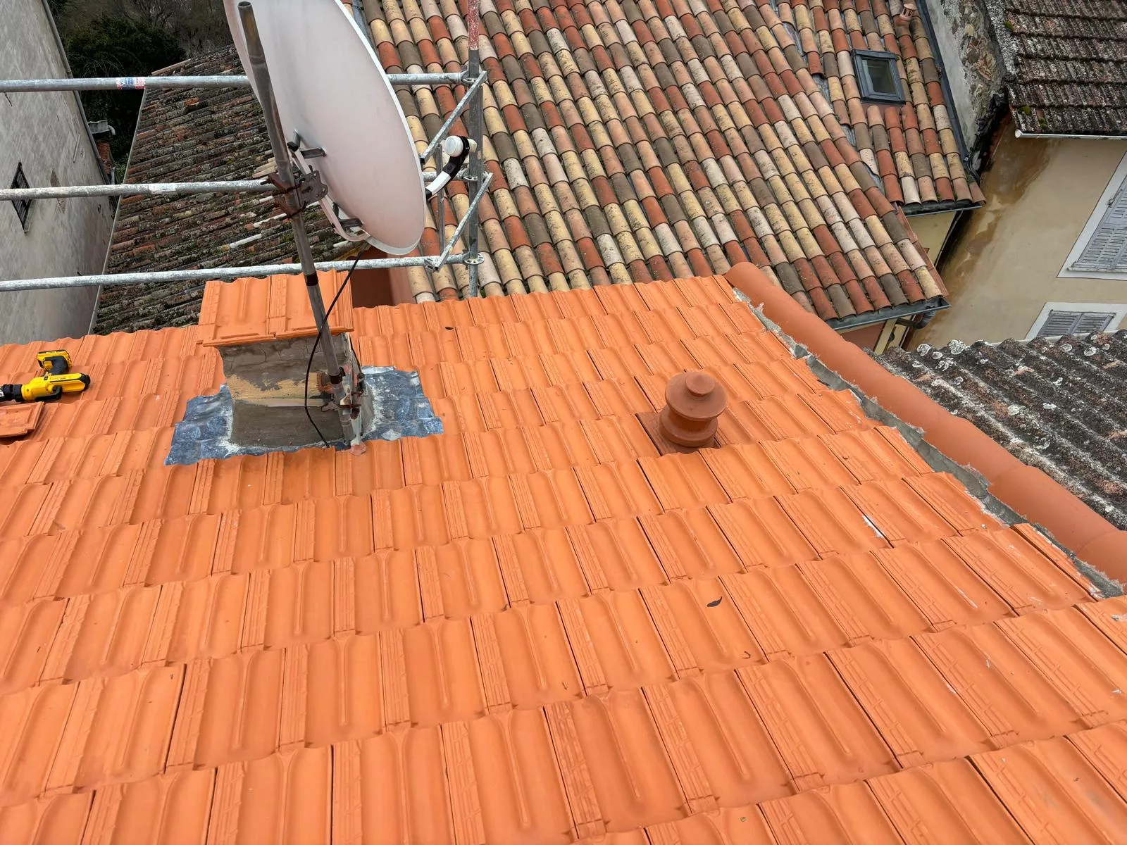 Couvreur intervenant sur un toit à Forel (Lavaux)