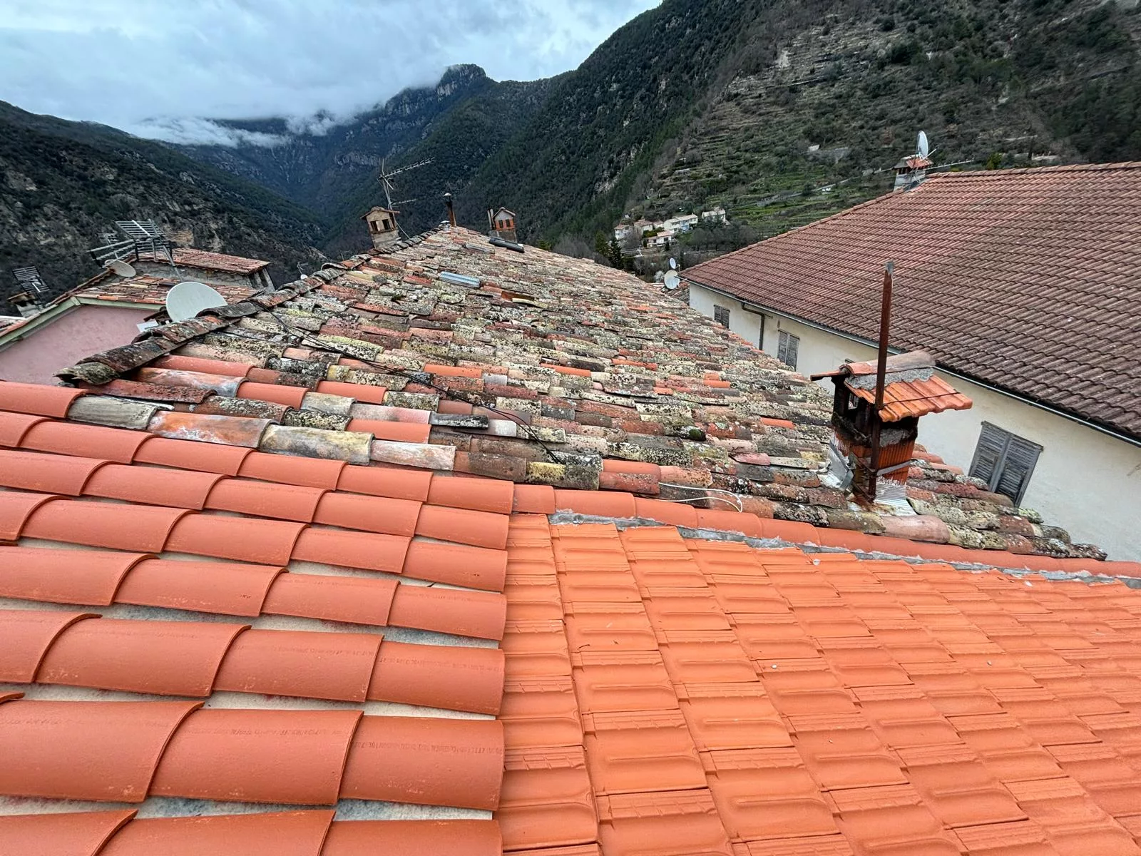 Couvreur intervenant sur un toit à Oron