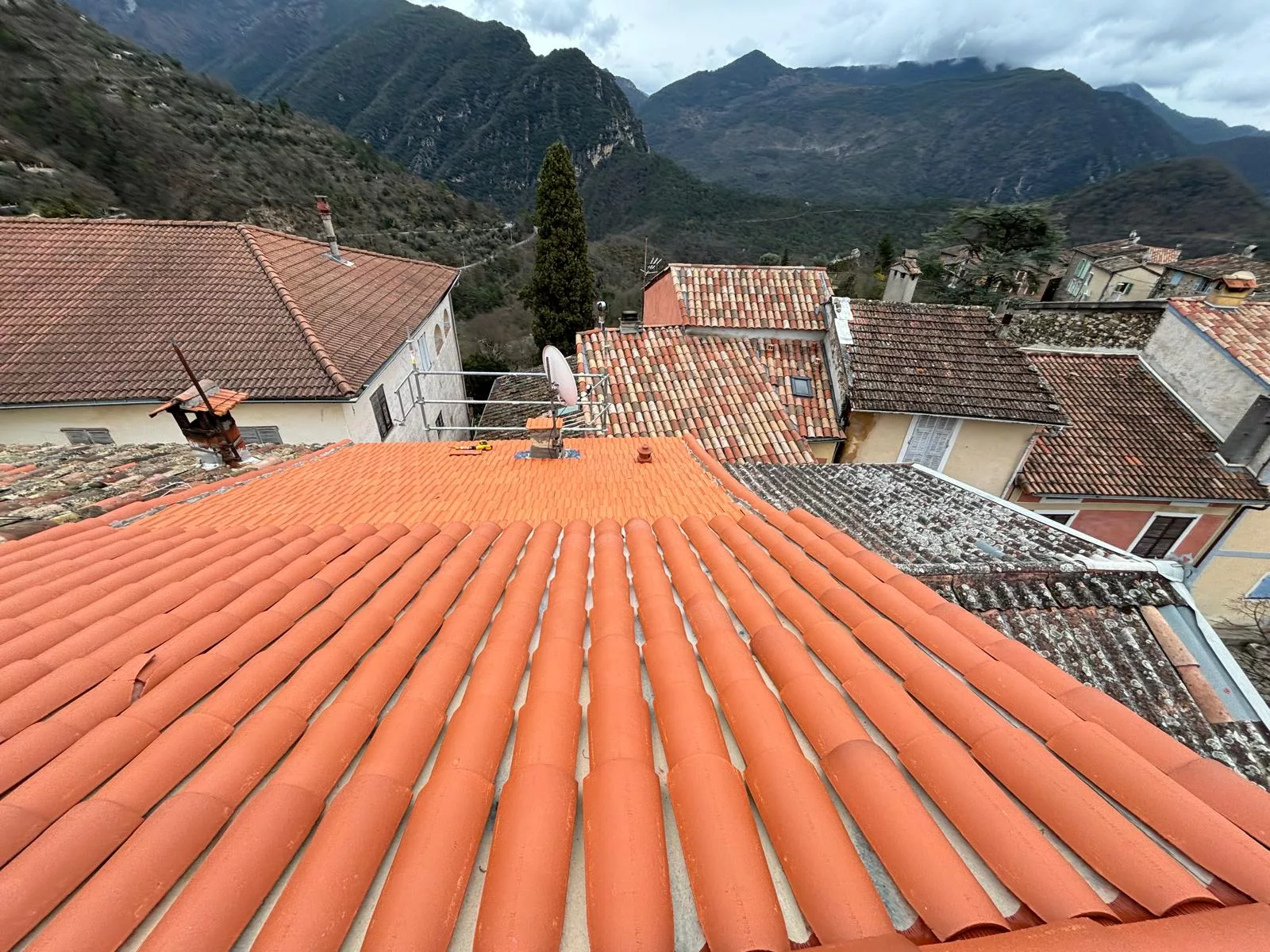 Couvreur intervenant sur un toit à Palézieux